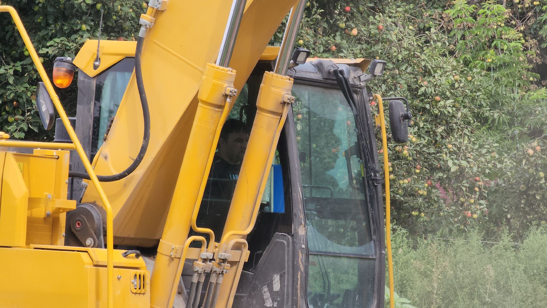 кашира, демонтаж, аварийный дом, снос дома, расселение аварийного жилья, экскаватор,