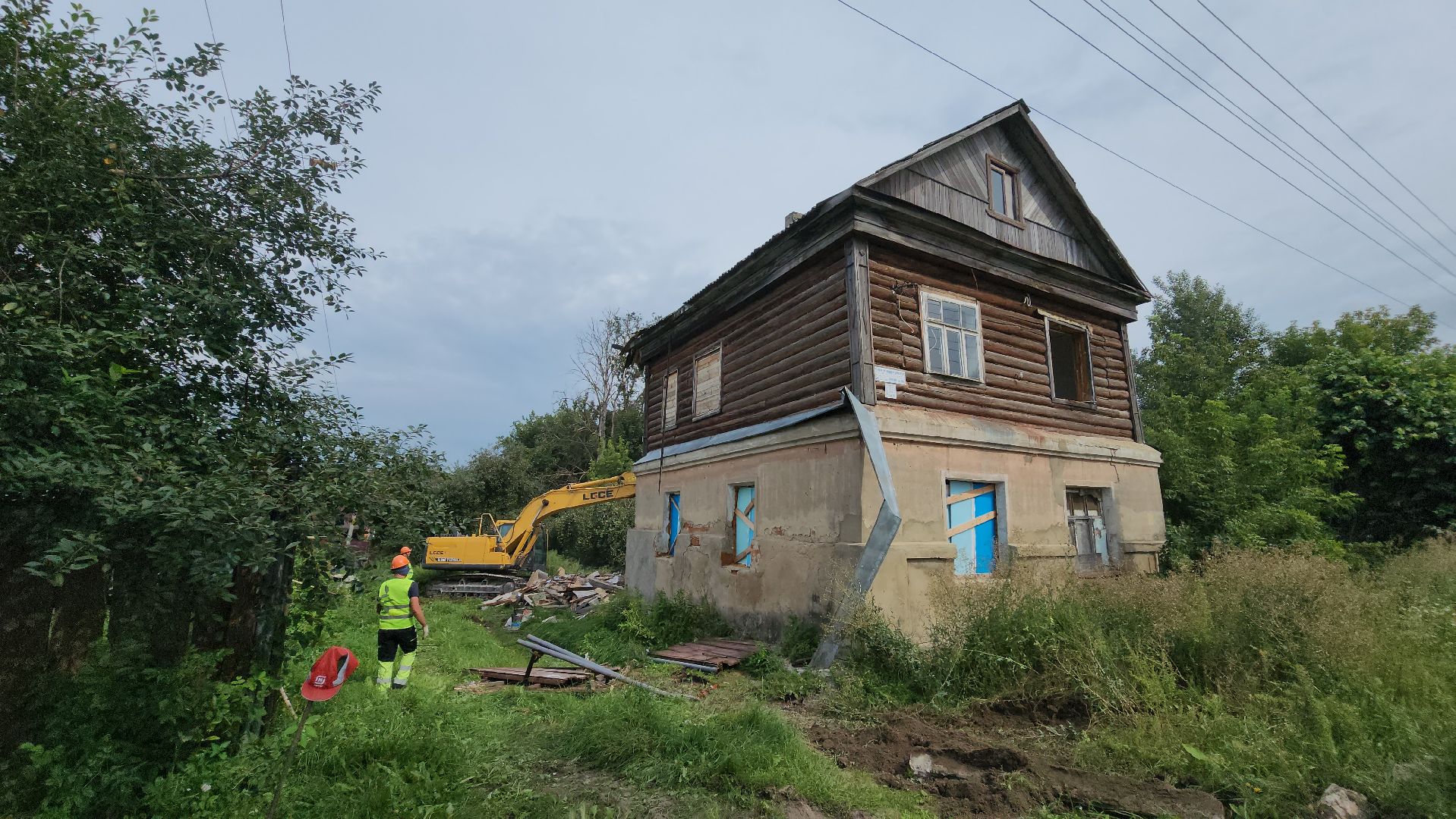 кашира, демонтаж, аварийный дом, снос дома, расселение аварийного жилья, экскаватор,