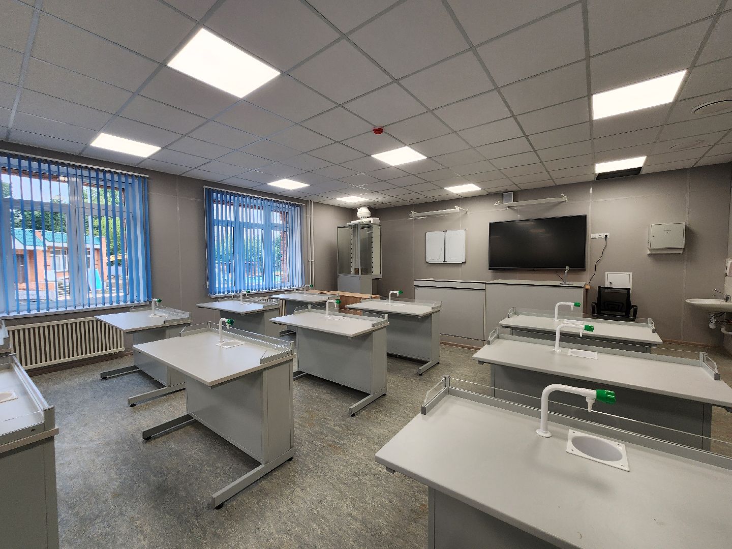 чехов, школа 3, пристройка к школе, строительство , внутренняя отделка , классы, кабинеты, оборудование , мебель ,инженерные сети, уборка помещений, госпрограмма московской области,  губернатор подмосковья,