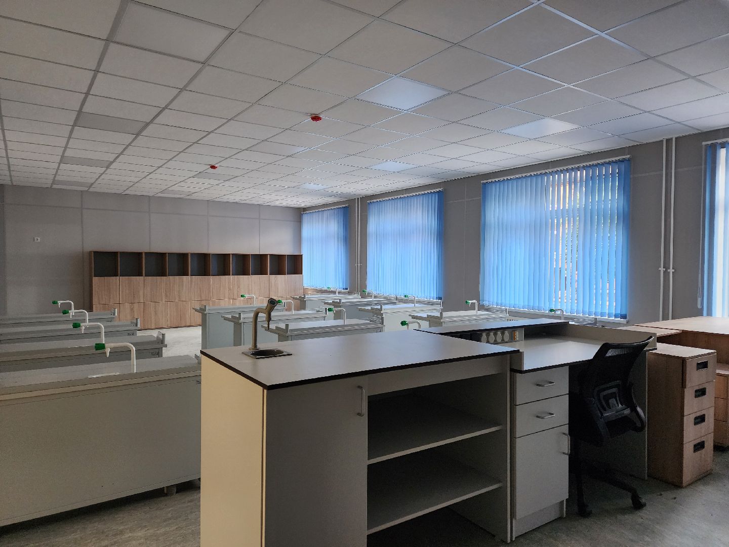 чехов, школа 3, пристройка к школе, строительство , внутренняя отделка , классы, кабинеты, оборудование , мебель ,инженерные сети, уборка помещений, госпрограмма московской области,  губернатор подмосковья,