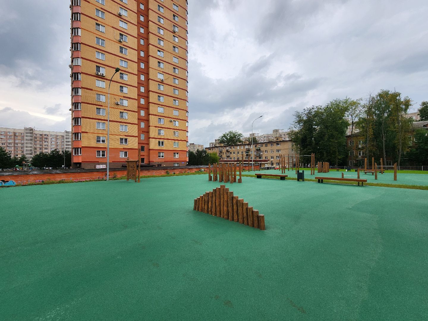 чехов, школа 3, пристройка на 200 мест, строительство, благоустройство территории, спортивные площадки, игровые площадки, развивающие комплексы, беговые дорожки, сектор для прыжков, волейбол, баскетбол, мини-футбол, пешеходные дорожки, газоны, зоны отдыха, уличное освещение, губернатор подмосковья, госпрограмма московской области,