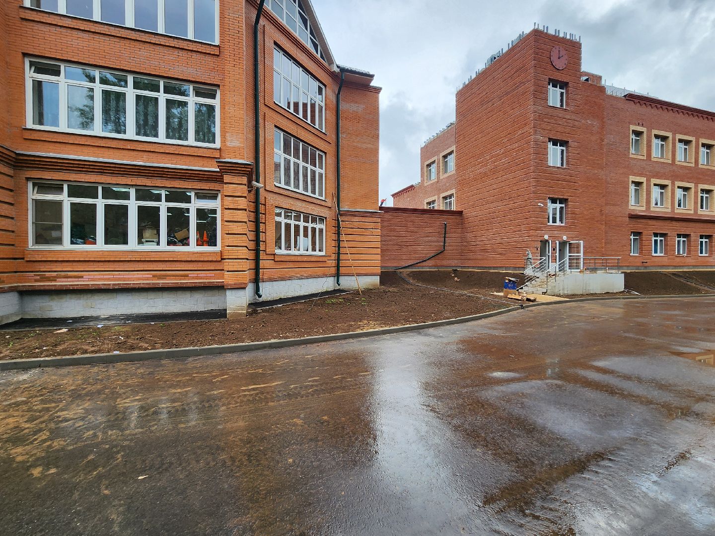 чехов, школа 3, пристройка на 200 мест, строительство, благоустройство территории, спортивные площадки, игровые площадки, развивающие комплексы, беговые дорожки, сектор для прыжков, волейбол, баскетбол, мини-футбол, пешеходные дорожки, газоны, зоны отдыха, уличное освещение, губернатор подмосковья, госпрограмма московской области,