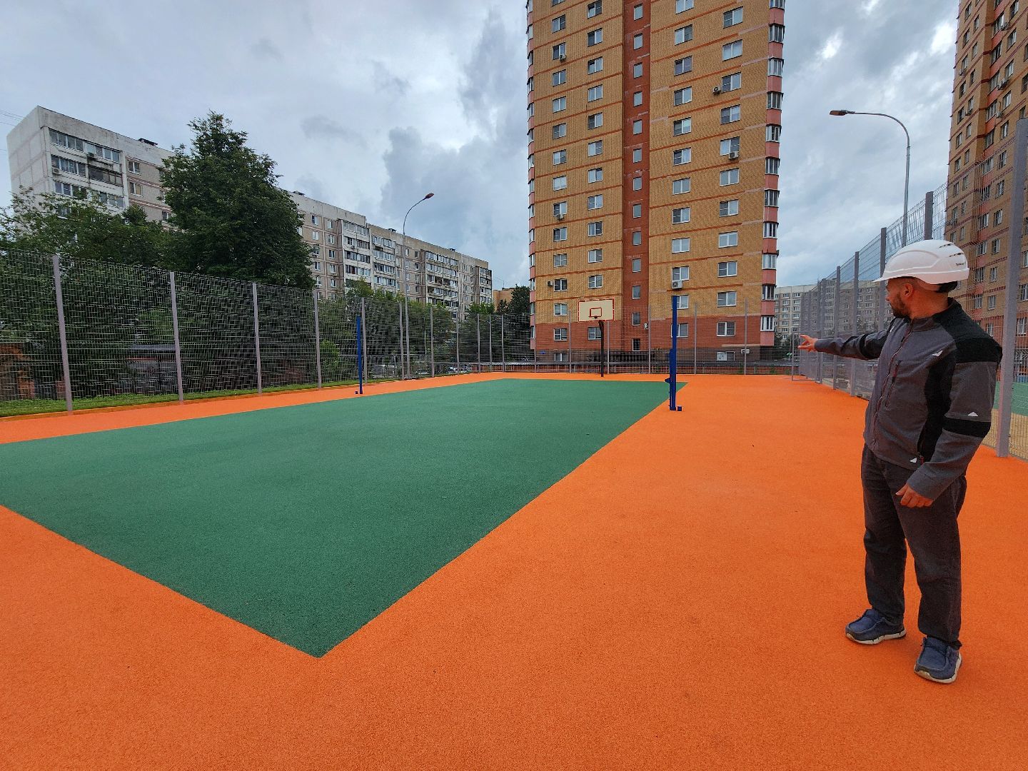 чехов, школа 3, пристройка на 200 мест, строительство, благоустройство территории, спортивные площадки, игровые площадки, развивающие комплексы, беговые дорожки, сектор для прыжков, волейбол, баскетбол, мини-футбол, пешеходные дорожки, газоны, зоны отдыха, уличное освещение, губернатор подмосковья, госпрограмма московской области,