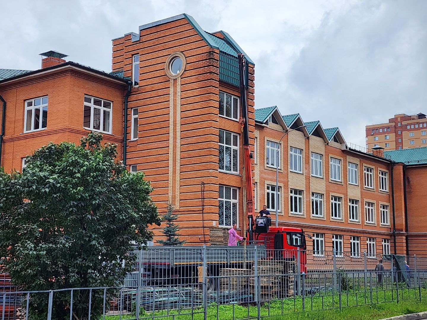 чехов, школа 3, пристройка на 200 мест, строительство, благоустройство территории, спортивные площадки, игровые площадки, развивающие комплексы, беговые дорожки, сектор для прыжков, волейбол, баскетбол, мини-футбол, пешеходные дорожки, газоны, зоны отдыха, уличное освещение, губернатор подмосковья, госпрограмма московской области,