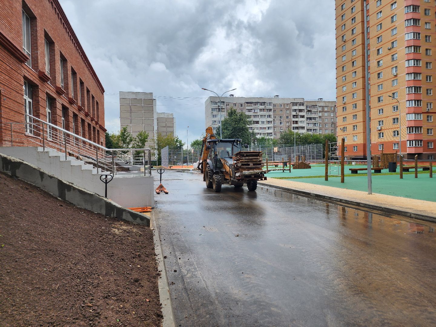 чехов, школа 3, пристройка на 200 мест, строительство, благоустройство территории, спортивные площадки, игровые площадки, развивающие комплексы, беговые дорожки, сектор для прыжков, волейбол, баскетбол, мини-футбол, пешеходные дорожки, газоны, зоны отдыха, уличное освещение, губернатор подмосковья, госпрограмма московской области,