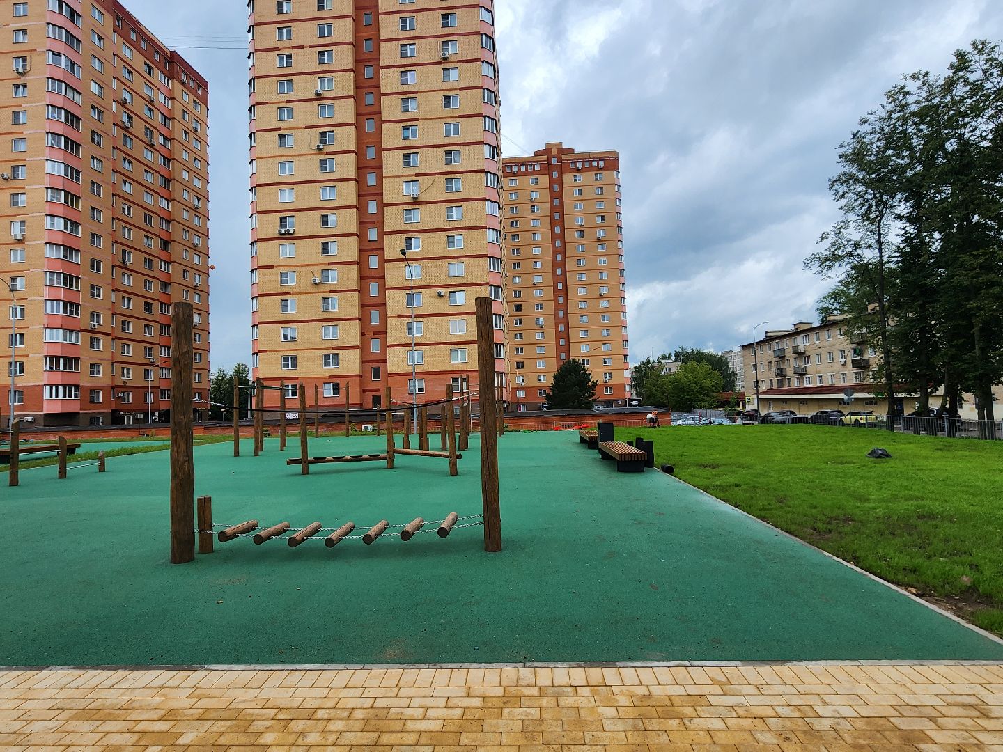 чехов, школа 3, пристройка на 200 мест, строительство, благоустройство территории, спортивные площадки, игровые площадки, развивающие комплексы, беговые дорожки, сектор для прыжков, волейбол, баскетбол, мини-футбол, пешеходные дорожки, газоны, зоны отдыха, уличное освещение, губернатор подмосковья, госпрограмма московской области,