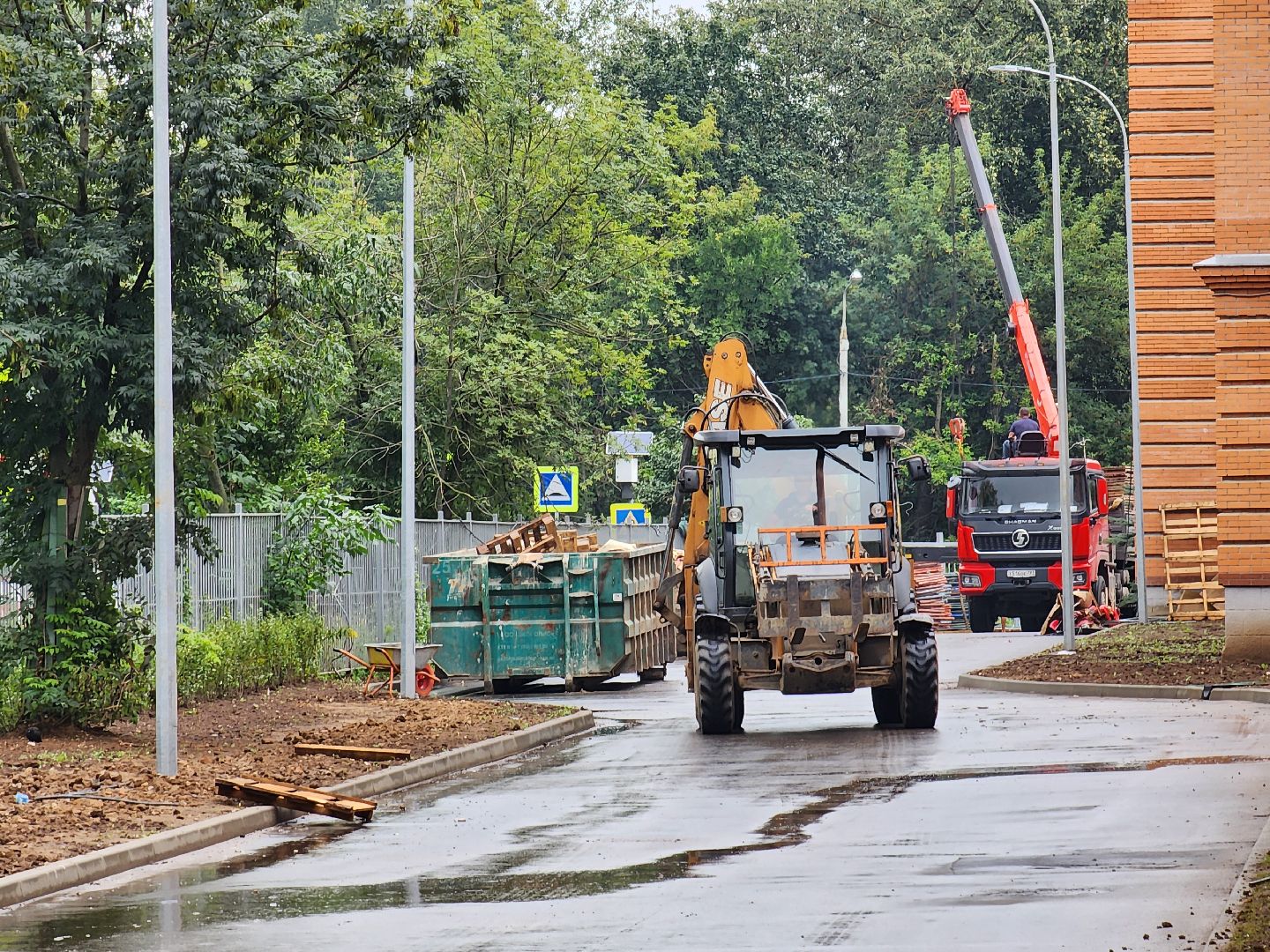 чехов, школа 3, пристройка на 200 мест, строительство, благоустройство территории, спортивные площадки, игровые площадки, развивающие комплексы, беговые дорожки, сектор для прыжков, волейбол, баскетбол, мини-футбол, пешеходные дорожки, газоны, зоны отдыха, уличное освещение, губернатор подмосковья, госпрограмма московской области,