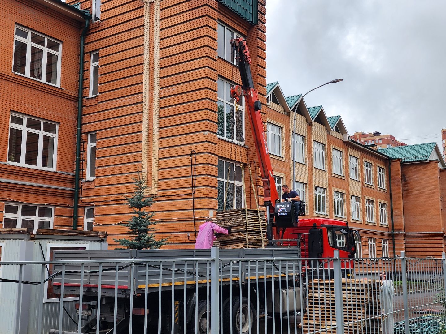 чехов, школа 3, пристройка на 200 мест, строительство, благоустройство территории, спортивные площадки, игровые площадки, развивающие комплексы, беговые дорожки, сектор для прыжков, волейбол, баскетбол, мини-футбол, пешеходные дорожки, газоны, зоны отдыха, уличное освещение, губернатор подмосковья, госпрограмма московской области,