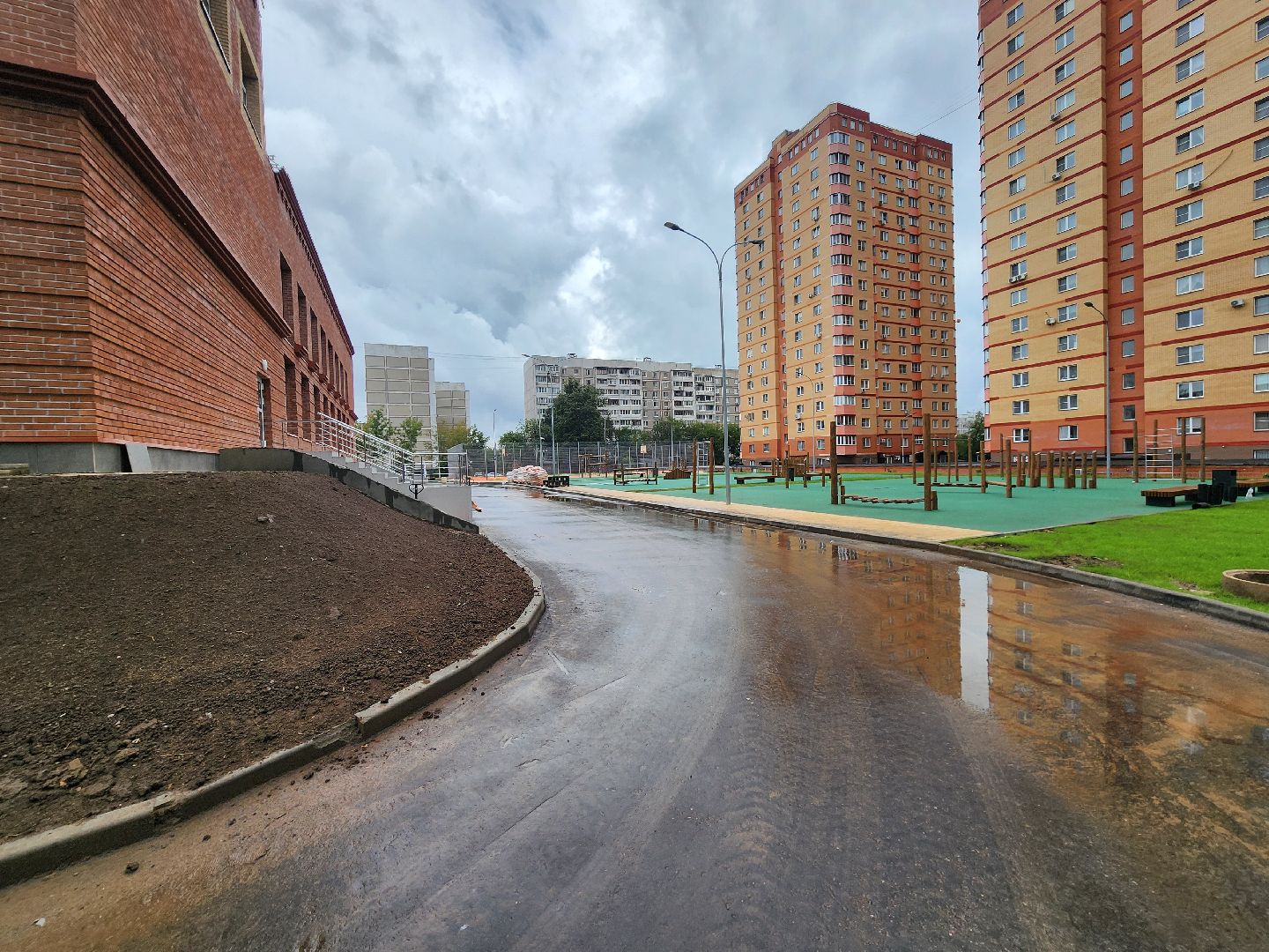 чехов, школа 3, пристройка на 200 мест, строительство, благоустройство территории, спортивные площадки, игровые площадки, развивающие комплексы, беговые дорожки, сектор для прыжков, волейбол, баскетбол, мини-футбол, пешеходные дорожки, газоны, зоны отдыха, уличное освещение, губернатор подмосковья, госпрограмма московской области,