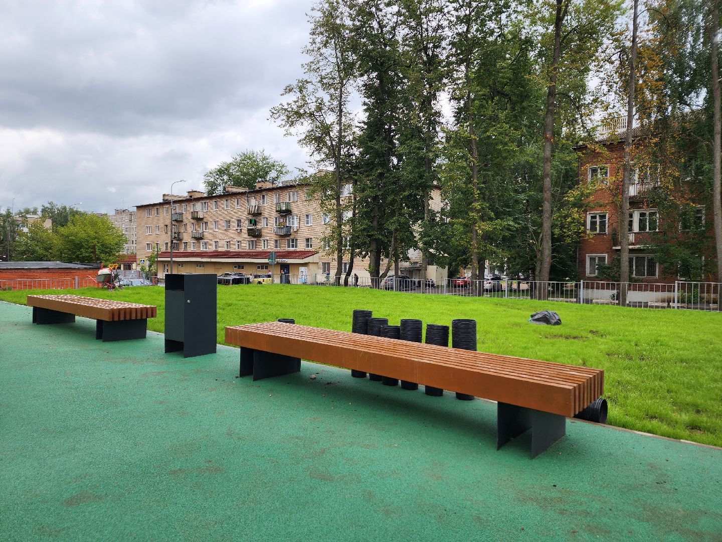 чехов, школа 3, пристройка на 200 мест, строительство, благоустройство территории, спортивные площадки, игровые площадки, развивающие комплексы, беговые дорожки, сектор для прыжков, волейбол, баскетбол, мини-футбол, пешеходные дорожки, газоны, зоны отдыха, уличное освещение, губернатор подмосковья, госпрограмма московской области,