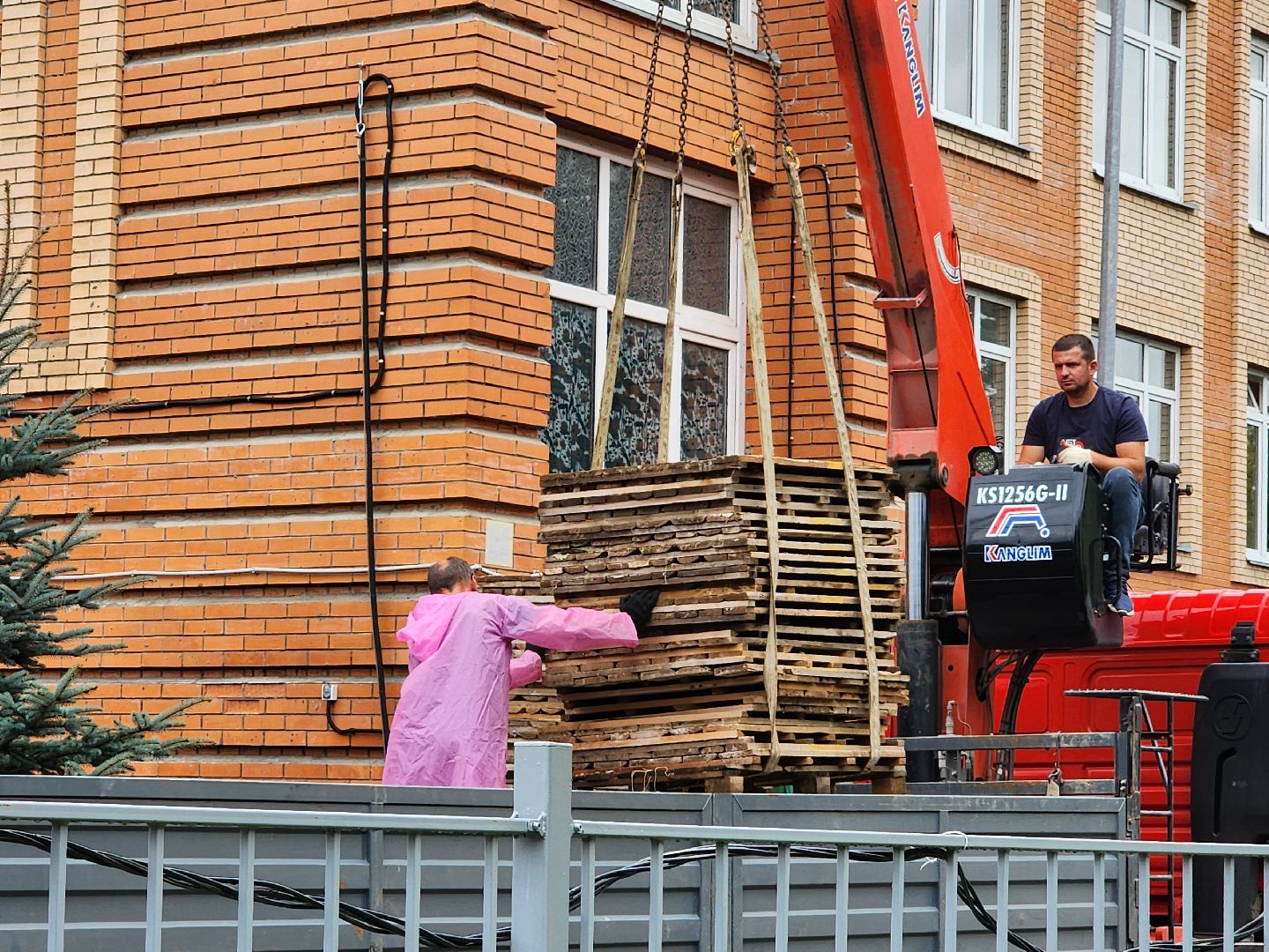 чехов, школа 3, пристройка на 200 мест, строительство, благоустройство территории, спортивные площадки, игровые площадки, развивающие комплексы, беговые дорожки, сектор для прыжков, волейбол, баскетбол, мини-футбол, пешеходные дорожки, газоны, зоны отдыха, уличное освещение, губернатор подмосковья, госпрограмма московской области,