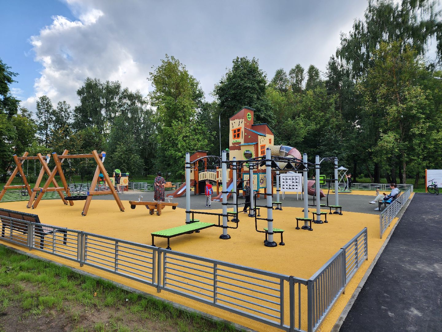 чехов, улица чехова 45, дк дружба, спортивная и детская площадка, игровой комплекс, обновление, модернизация, поле для баскетбола и мини-футбола, качели горки лазалки,  воркаут, зоны отдыха, губернаторская программа наше подмосковье, госпрограмма московской области, благоустройство, формирование комфортной городской среды,пешеходные дорожки, озеленение,