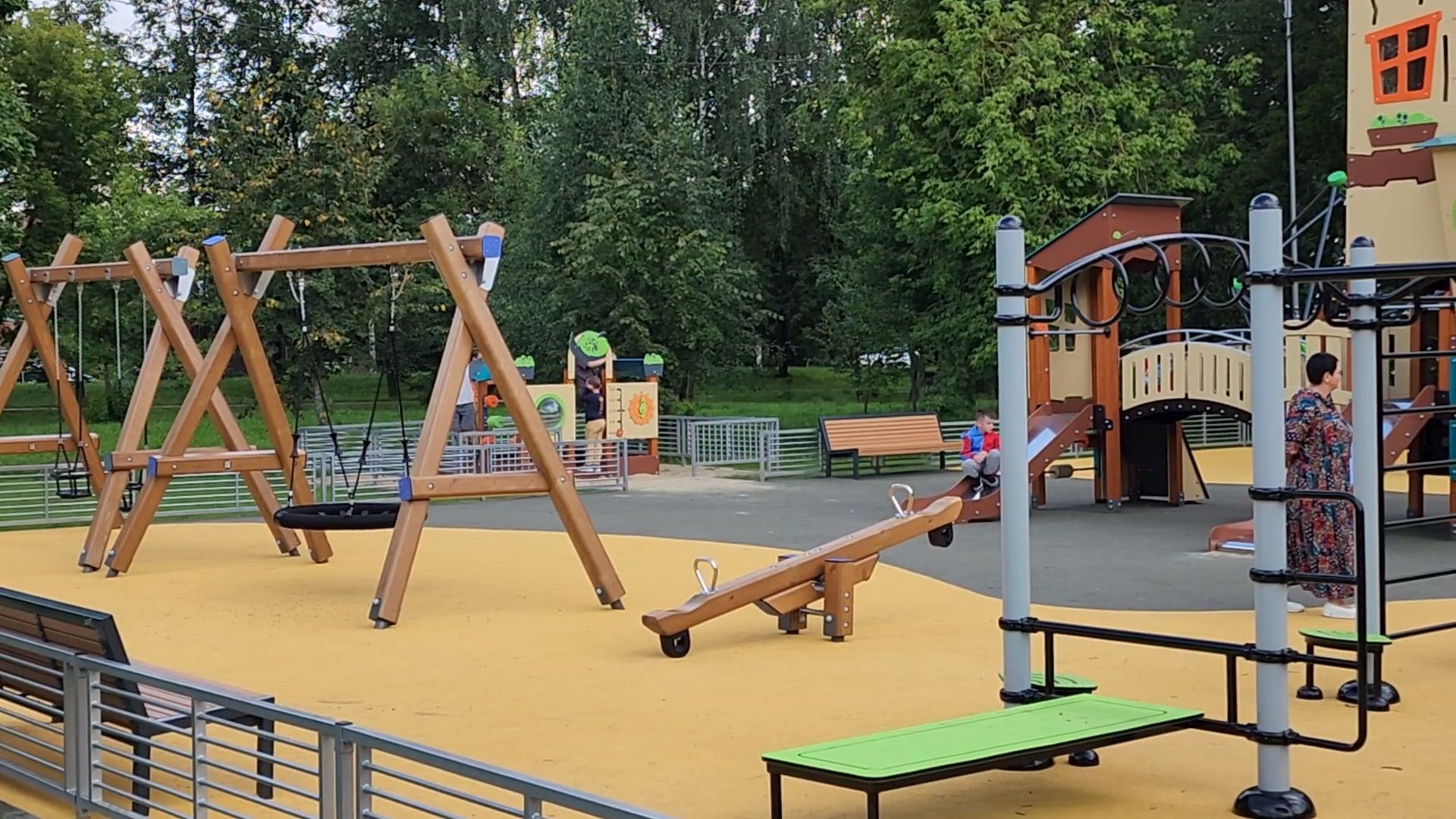 чехов, улица чехова 45, дк дружба, спортивная и детская площадка, игровой комплекс, обновление, модернизация, поле для баскетбола и мини-футбола, качели горки лазалки,  воркаут, зоны отдыха, губернаторская программа наше подмосковье, госпрограмма московской области, благоустройство, формирование комфортной городской среды,пешеходные дорожки, озеленение,