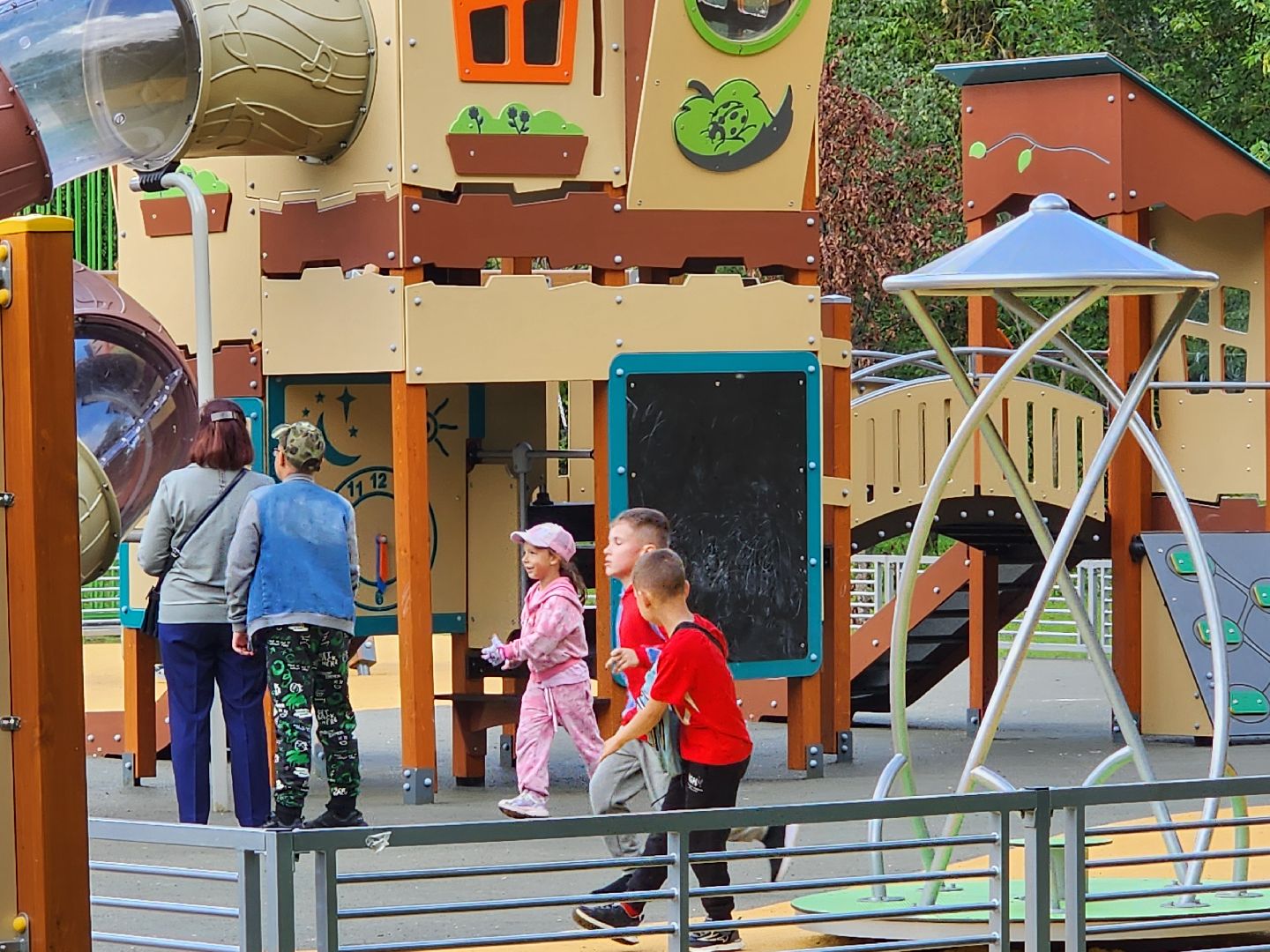 чехов, улица чехова 45, дк дружба, спортивная и детская площадка, игровой комплекс, обновление, модернизация, поле для баскетбола и мини-футбола, качели горки лазалки,  воркаут, зоны отдыха, губернаторская программа наше подмосковье, госпрограмма московской области, благоустройство, формирование комфортной городской среды,пешеходные дорожки, озеленение,