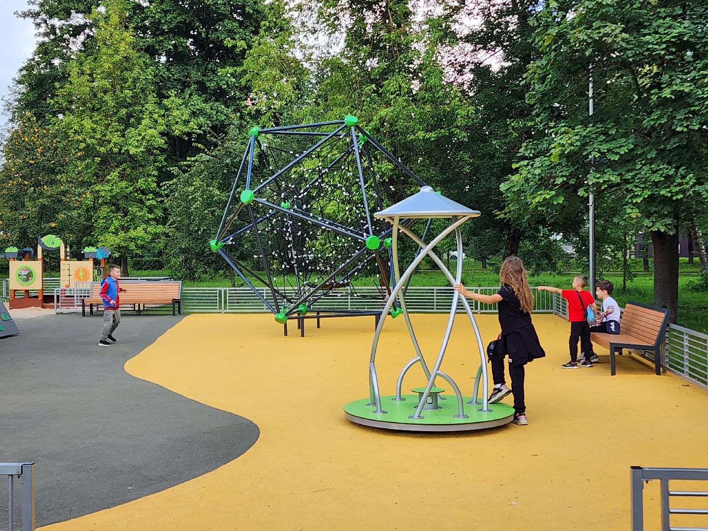 чехов, улица чехова 45, дк дружба, спортивная и детская площадка, игровой комплекс, обновление, модернизация, поле для баскетбола и мини-футбола, качели горки лазалки,  воркаут, зоны отдыха, губернаторская программа наше подмосковье, госпрограмма московской области, благоустройство, формирование комфортной городской среды,пешеходные дорожки, озеленение,