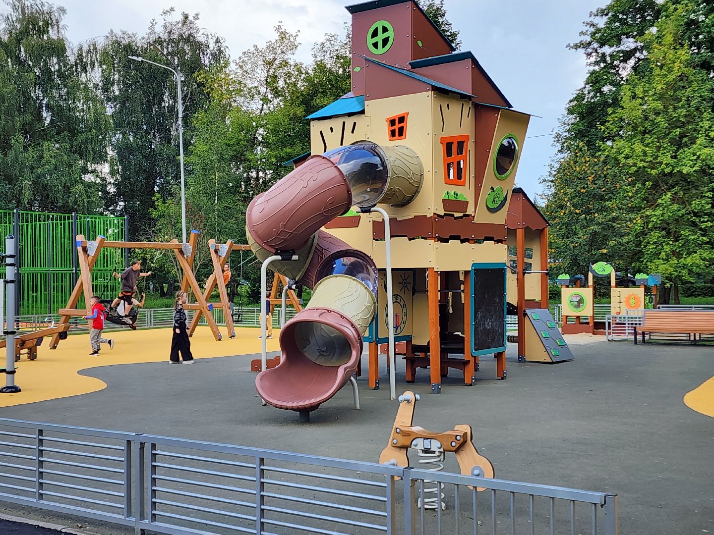 чехов, улица чехова 45, дк дружба, спортивная и детская площадка, игровой комплекс, обновление, модернизация, поле для баскетбола и мини-футбола, качели горки лазалки,  воркаут, зоны отдыха, губернаторская программа наше подмосковье, госпрограмма московской области, благоустройство, формирование комфортной городской среды,пешеходные дорожки, озеленение,