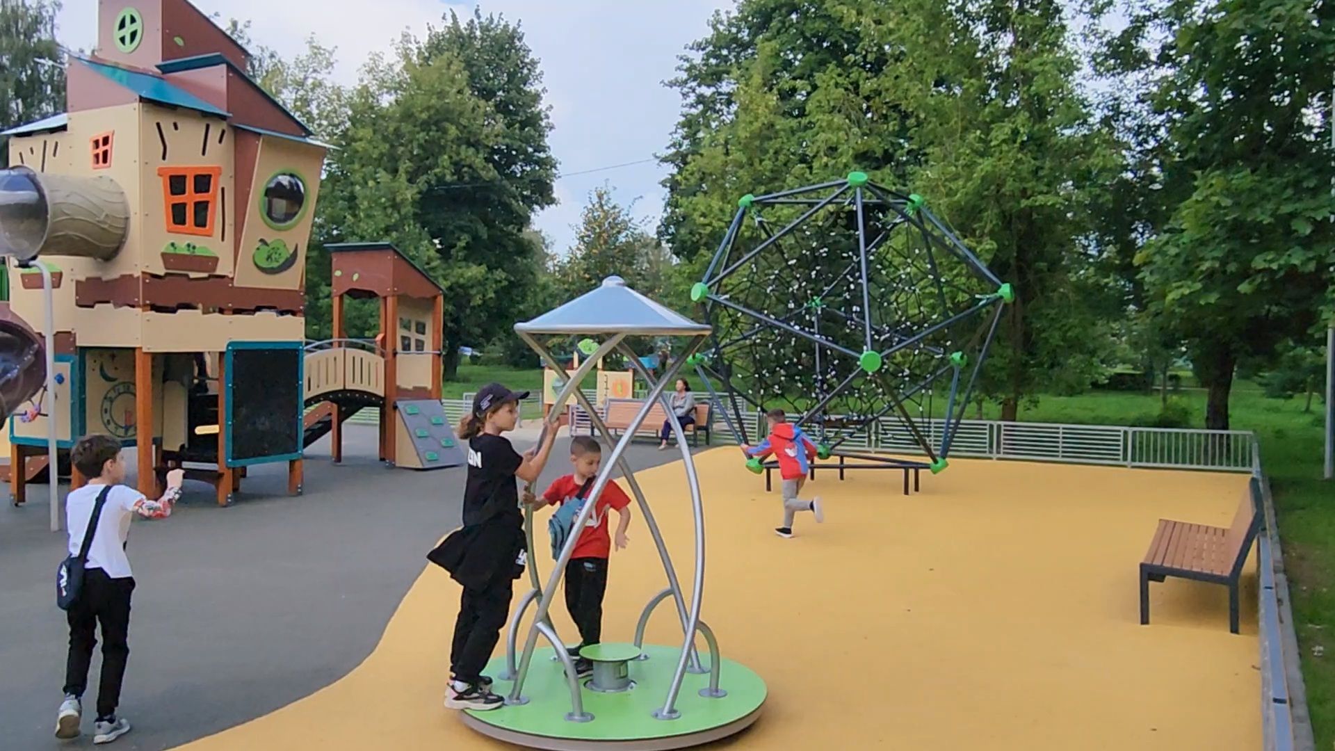 чехов, улица чехова 45, дк дружба, спортивная и детская площадка, игровой комплекс, обновление, модернизация, поле для баскетбола и мини-футбола, качели горки лазалки,  воркаут, зоны отдыха, губернаторская программа наше подмосковье, госпрограмма московской области, благоустройство, формирование комфортной городской среды,пешеходные дорожки, озеленение,