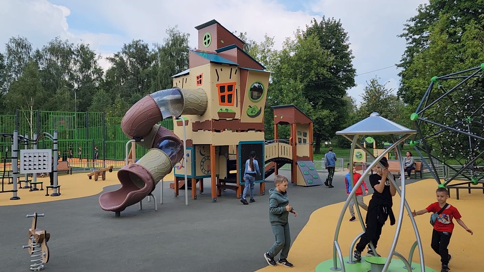 чехов, улица чехова 45, дк дружба, спортивная и детская площадка, игровой комплекс, обновление, модернизация, поле для баскетбола и мини-футбола, качели горки лазалки,  воркаут, зоны отдыха, губернаторская программа наше подмосковье, госпрограмма московской области, благоустройство, формирование комфортной городской среды,пешеходные дорожки, озеленение,