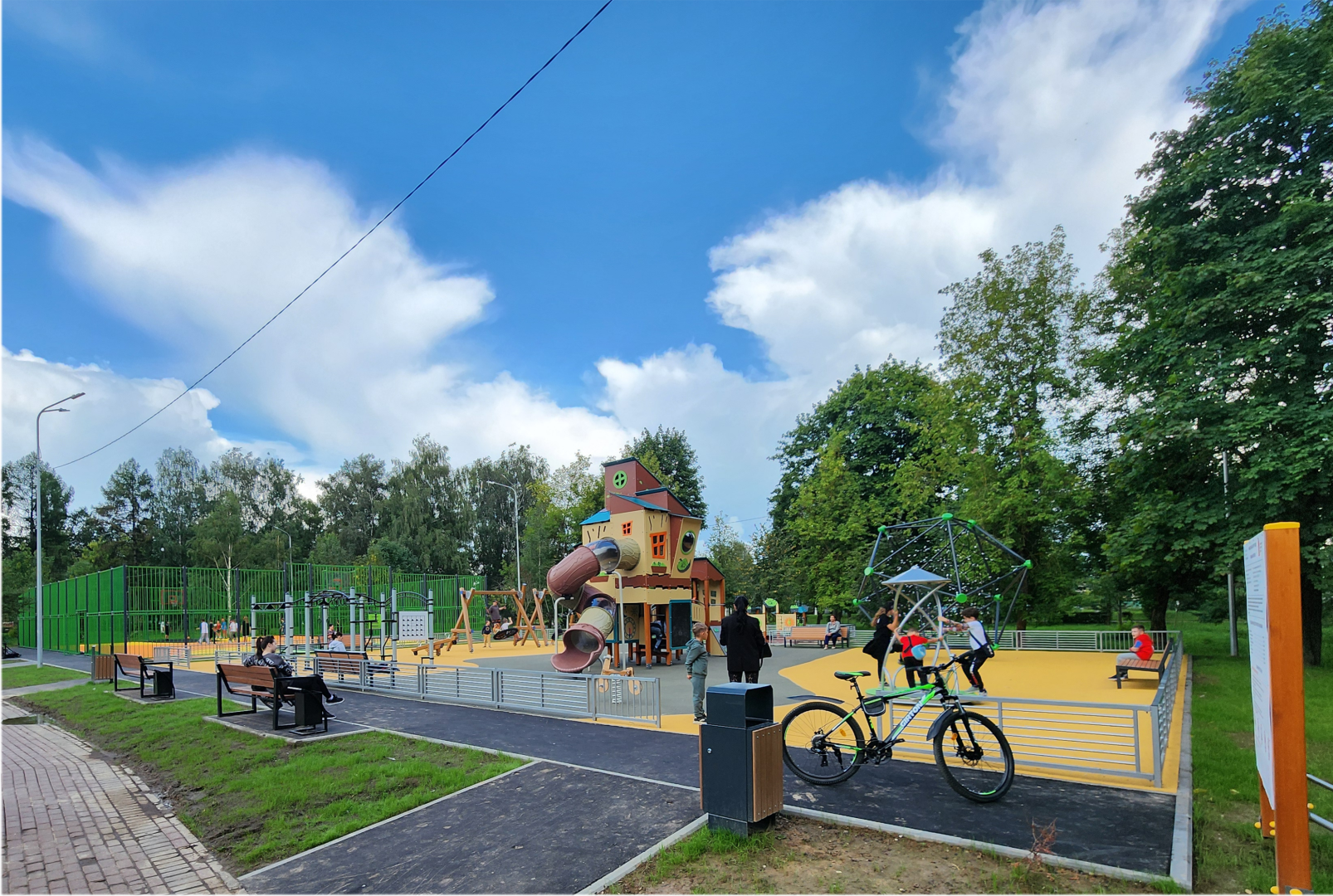 чехов, улица чехова 45, дк дружба, спортивная и детская площадка, игровой комплекс, обновление, модернизация, поле для баскетбола и мини-футбола, качели горки лазалки,  воркаут, зоны отдыха, губернаторская программа наше подмосковье, госпрограмма московской области, благоустройство, формирование комфортной городской среды,пешеходные дорожки, озеленение,