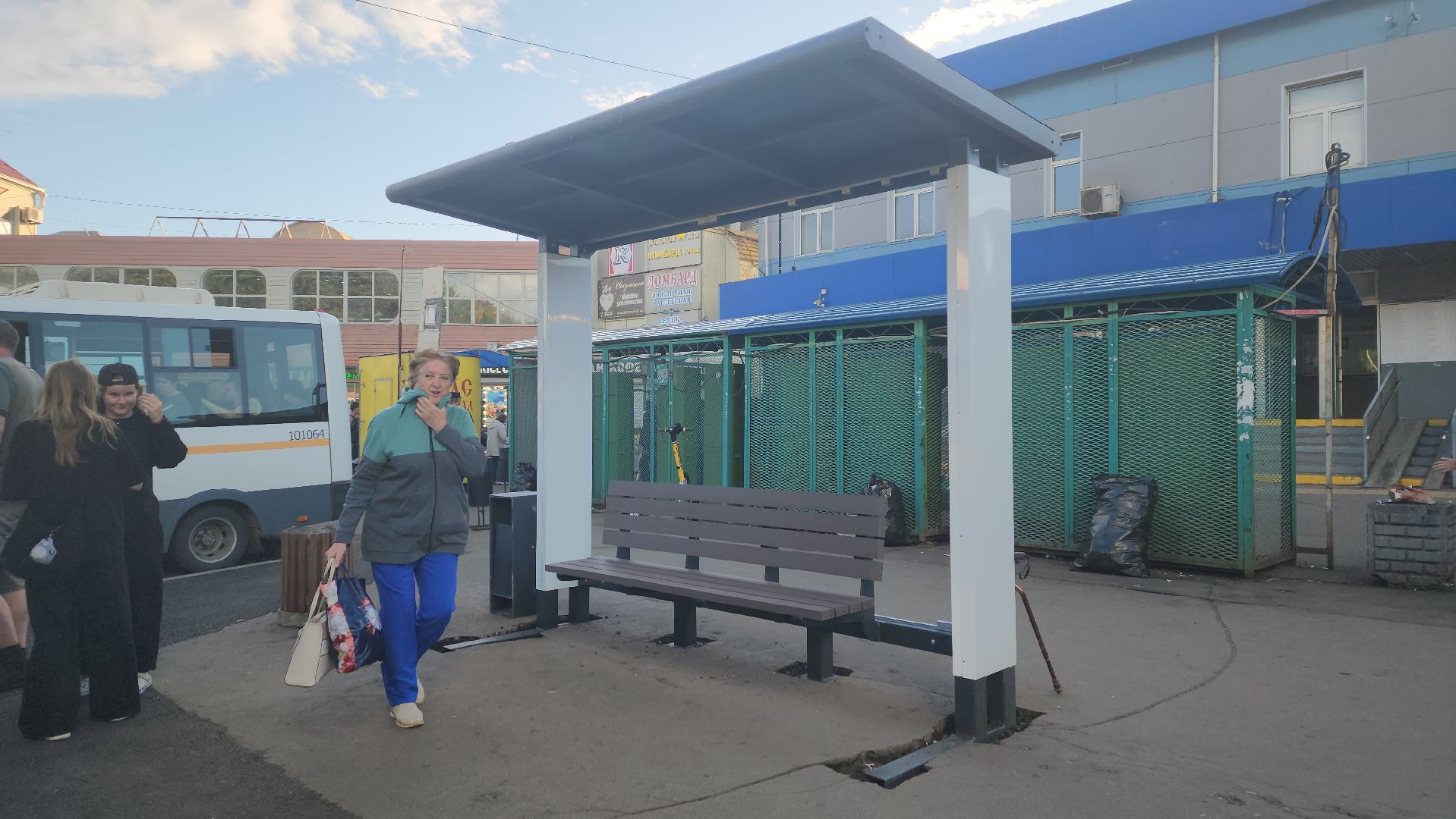 вертикалки, пушкино, вокзал, остановка, остановочный павильон, общественный транспорт,пассажиры,дорожный ремонт, привокзальная площадь,