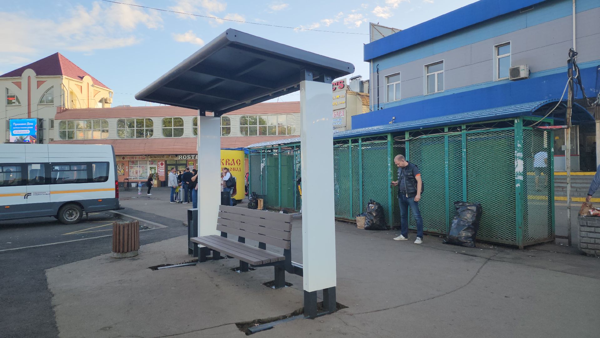 вертикалки, пушкино, вокзал, остановка, остановочный павильон, общественный транспорт,пассажиры,дорожный ремонт, привокзальная площадь,