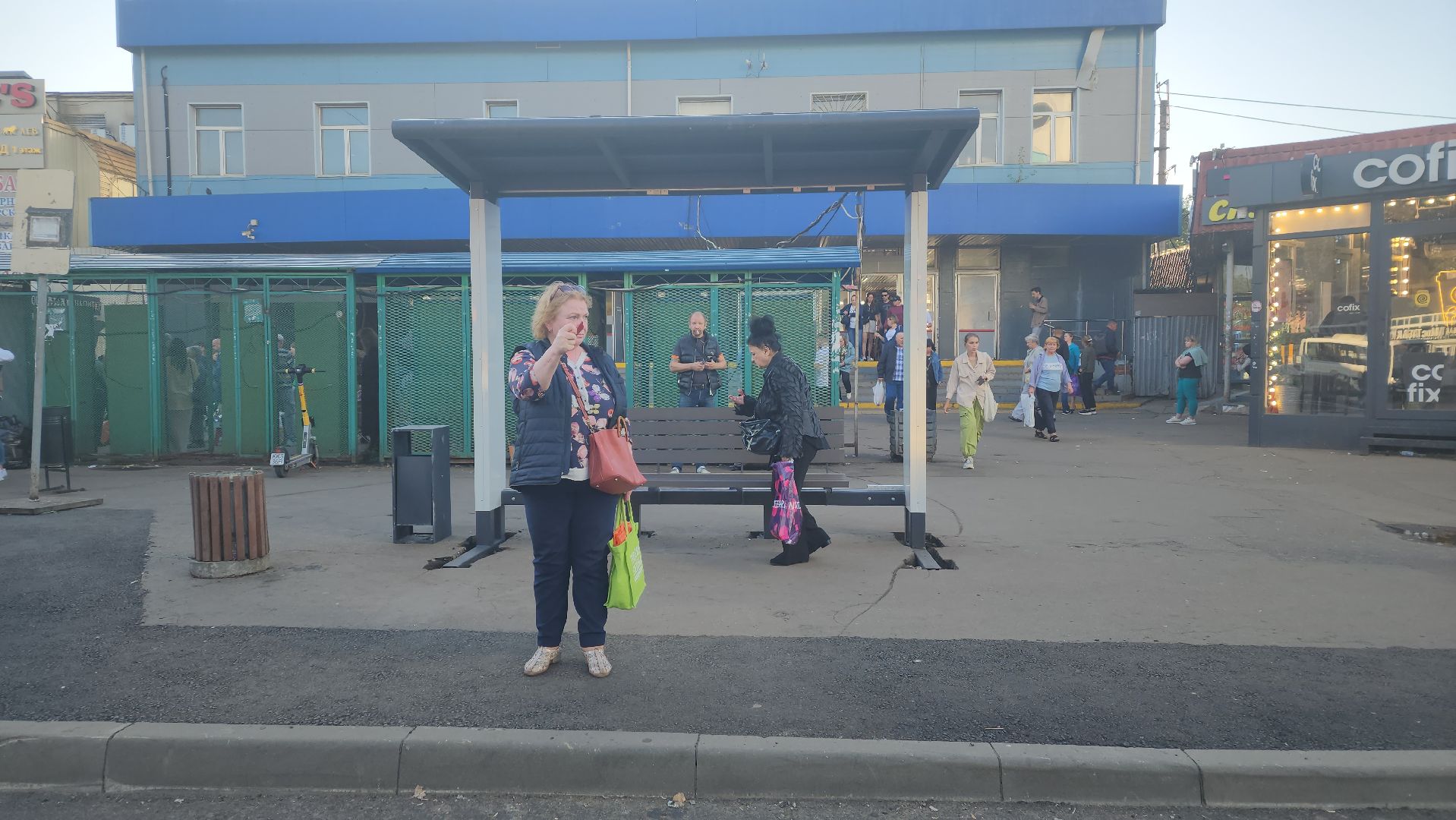 вертикалки, пушкино, вокзал, остановка, остановочный павильон, общественный транспорт,пассажиры,дорожный ремонт, привокзальная площадь,