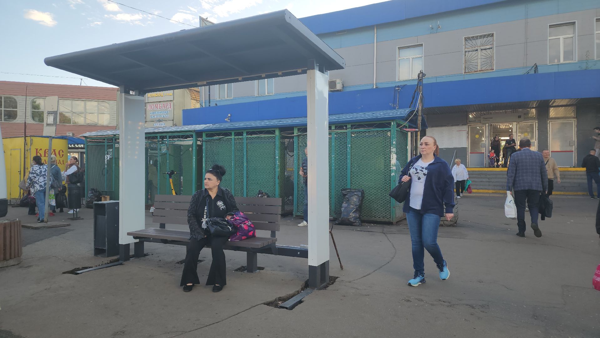 вертикалки, пушкино, вокзал, остановка, остановочный павильон, общественный транспорт,пассажиры,дорожный ремонт, привокзальная площадь,