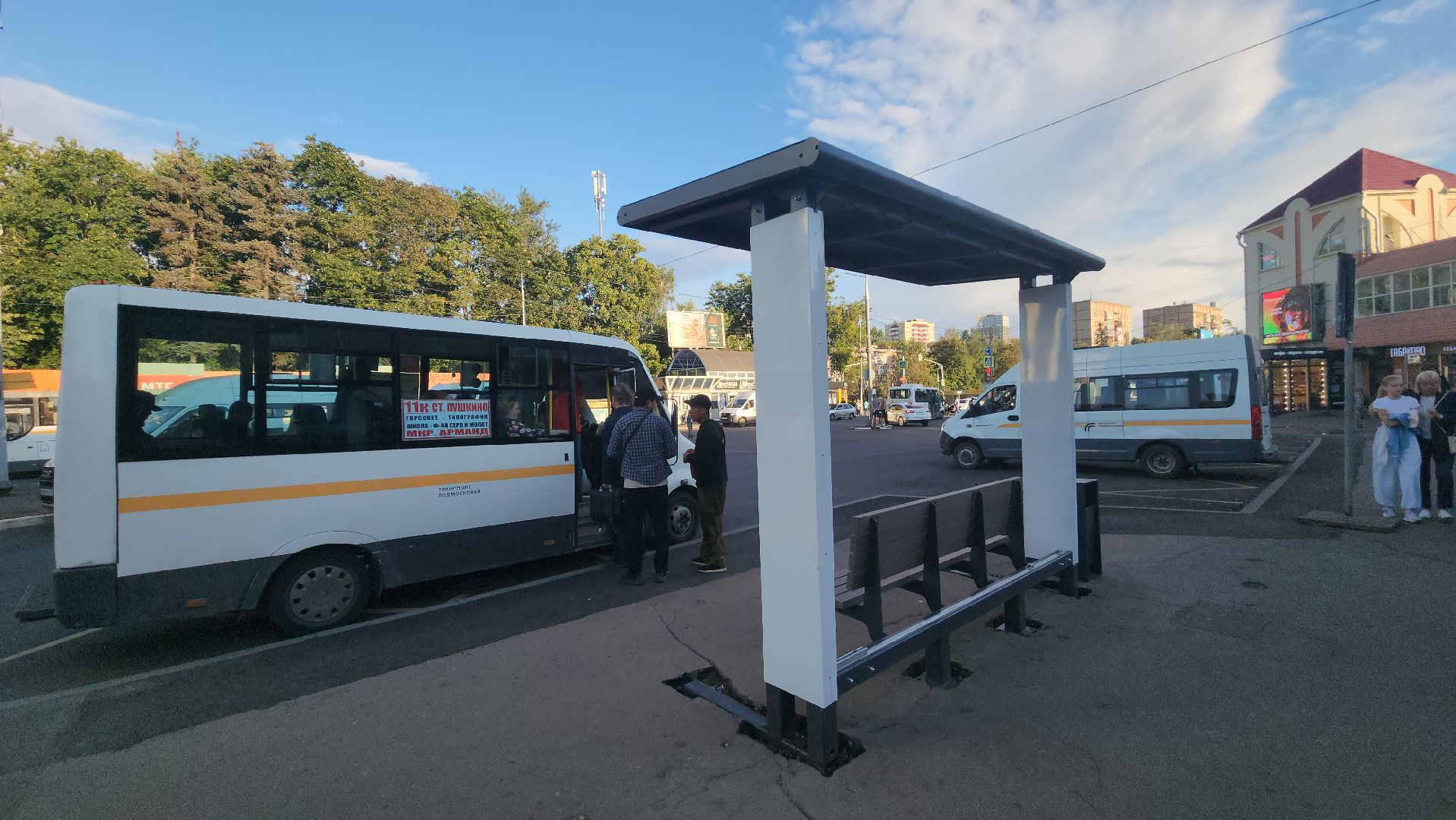 вертикалки, пушкино, вокзал, остановка, остановочный павильон, общественный транспорт,пассажиры,дорожный ремонт, привокзальная площадь,