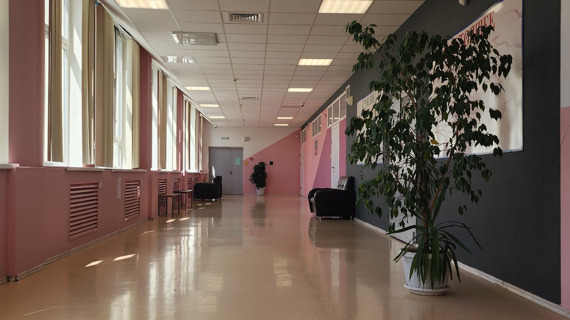 волоколамск, подготовка школы к учебному году, фигуры школьников,