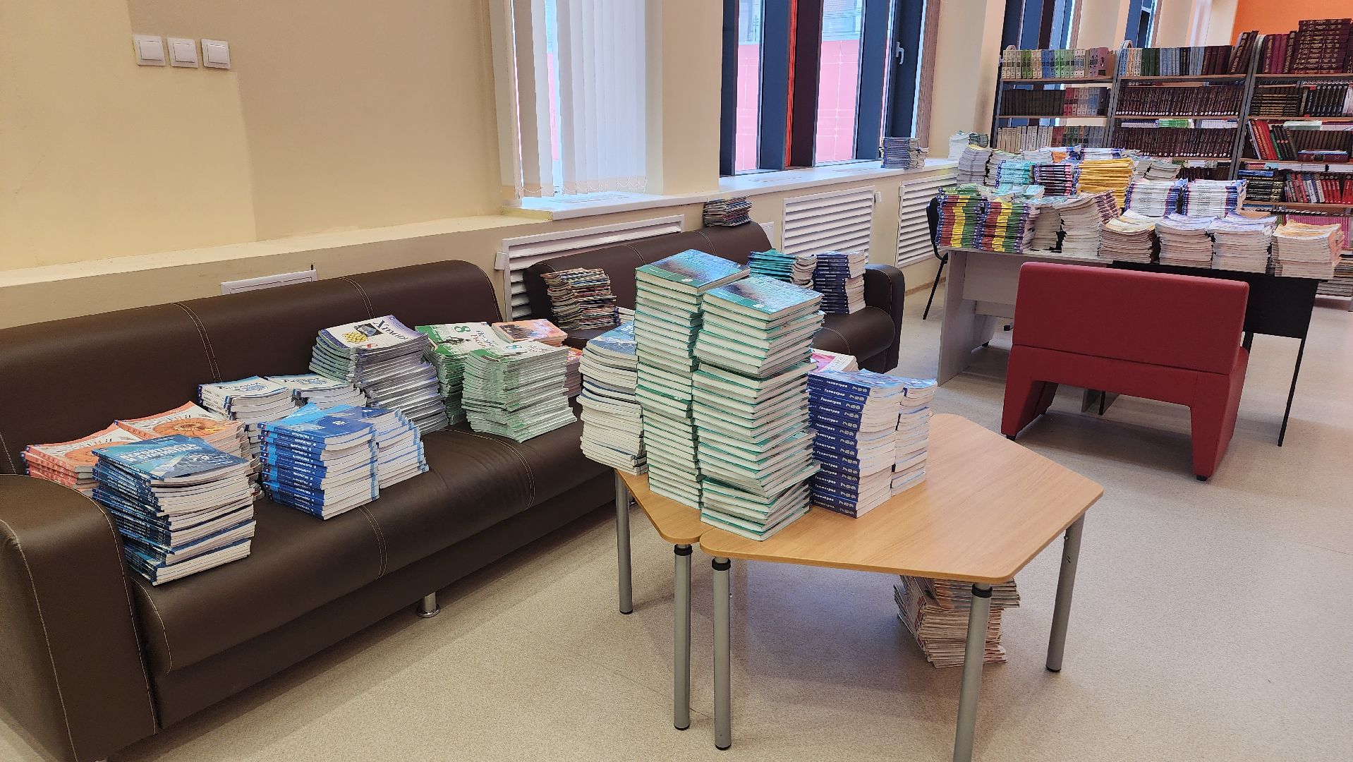 волоколамск, подготовка школы к учебному году, фигуры школьников,