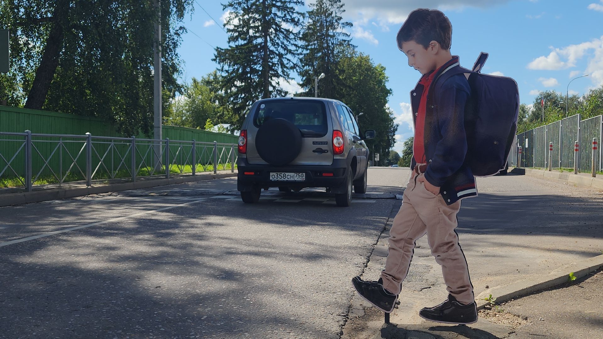 волоколамск, подготовка школы к учебному году, фигуры школьников,