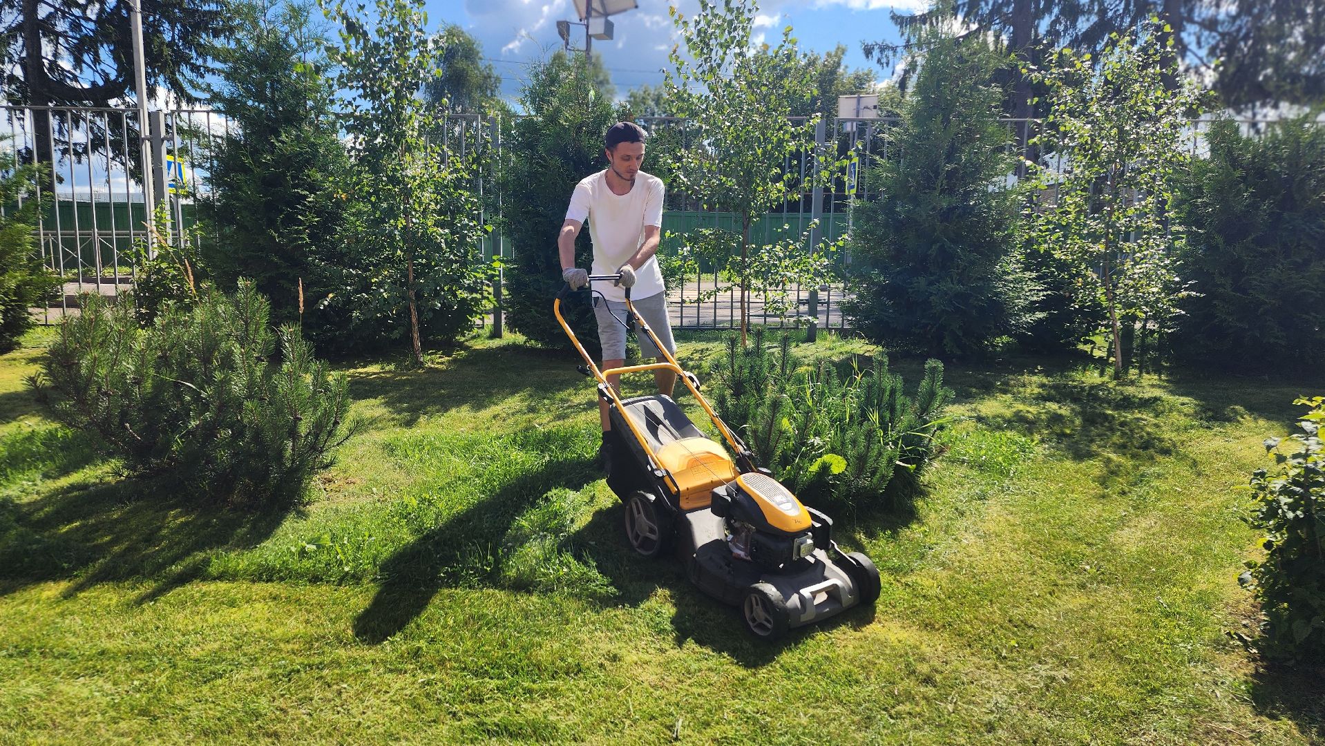 волоколамск, подготовка школы к учебному году, фигуры школьников,