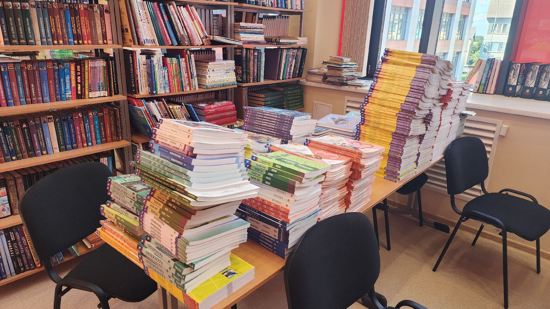 волоколамск, подготовка школы к учебному году, фигуры школьников,