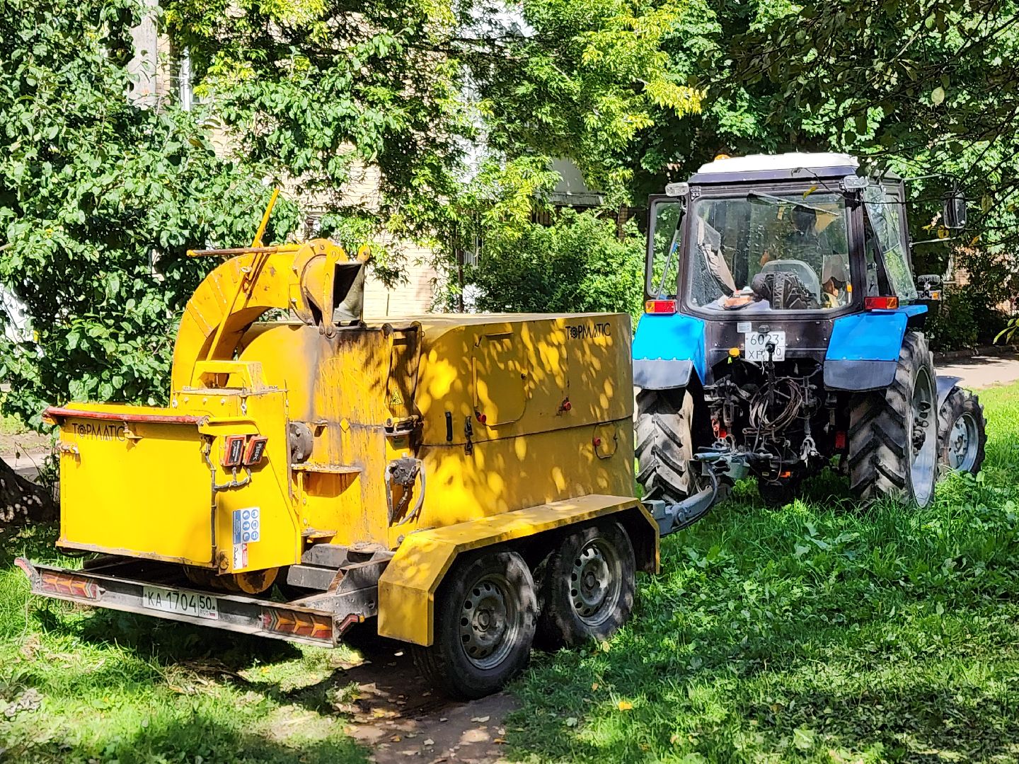 чехов, улица чехова, содержание двора, опиловка деревьев, измельчение веток, удаление аварийных деревьев, удаление сухостоя, уборка придомовой территории, заявки жителей, портал добродел, мбу чеховское благоустройство,