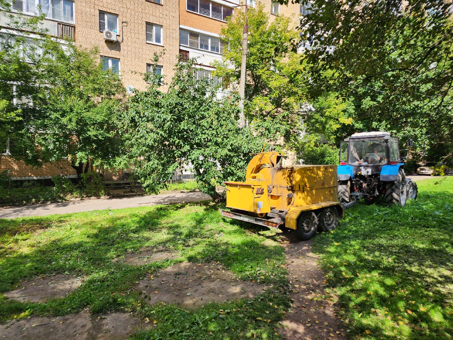 чехов, улица чехова, содержание двора, опиловка деревьев, измельчение веток, удаление аварийных деревьев, удаление сухостоя, уборка придомовой территории, заявки жителей, портал добродел, мбу чеховское благоустройство,