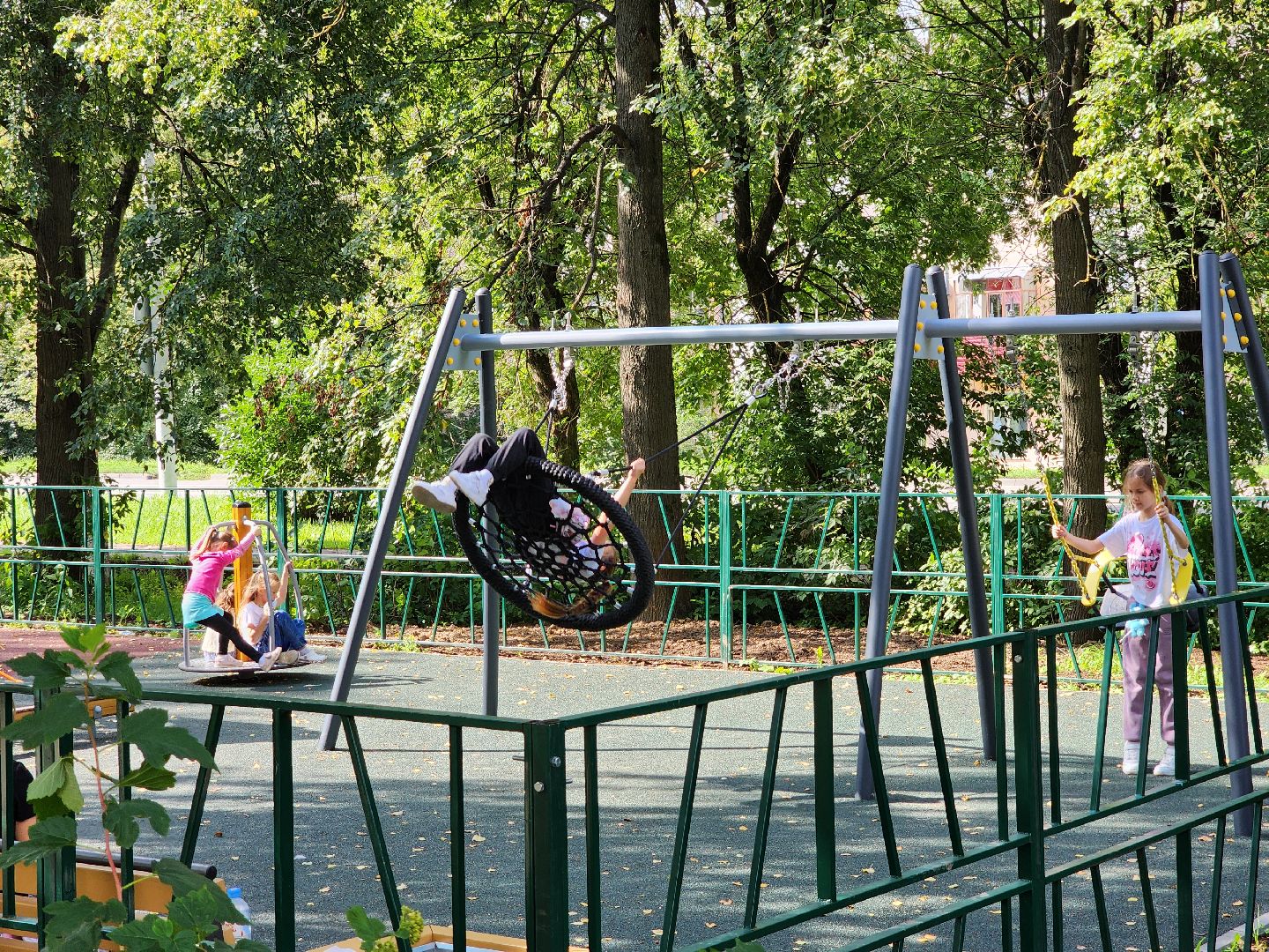 чехов, улица чехова 20,  новая детская площадка, игровой комплекс, качели горки карусели лазалки, мягкое резиновое покрытие, лавочки и урны, уличное освещение, госпрограмма московской области, формирование комфортной городской среды,благоустройство,