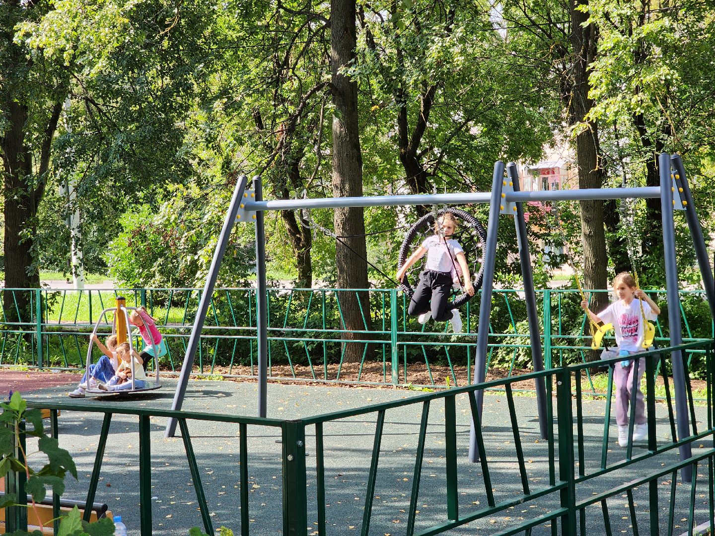 чехов, улица чехова 20,  новая детская площадка, игровой комплекс, качели горки карусели лазалки, мягкое резиновое покрытие, лавочки и урны, уличное освещение, госпрограмма московской области, формирование комфортной городской среды,благоустройство,