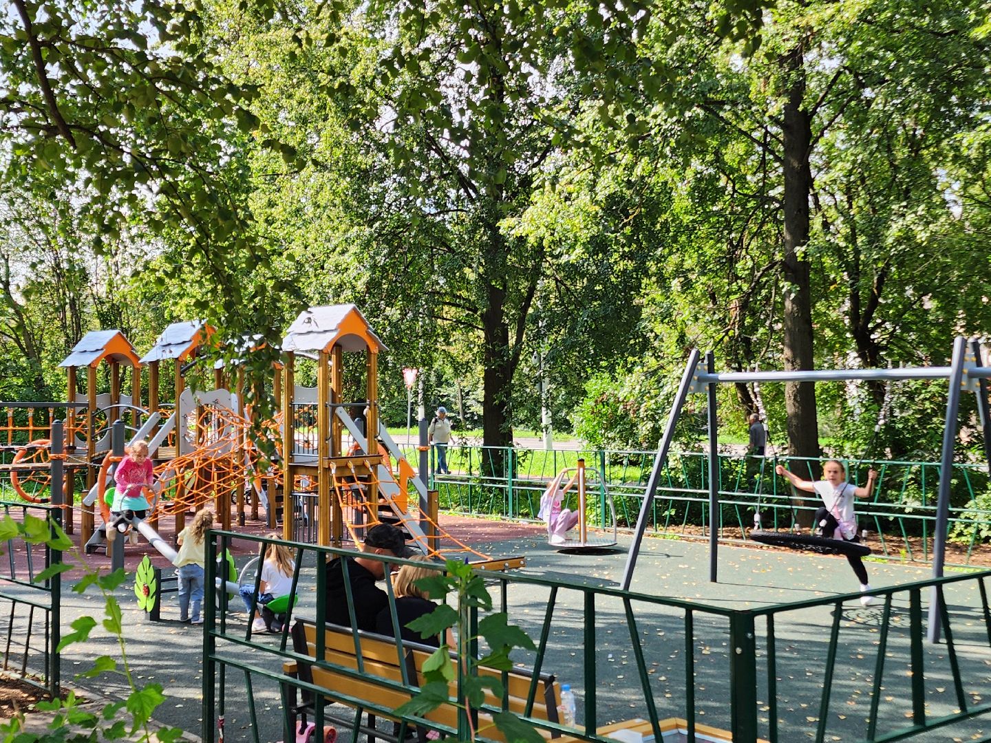 чехов, улица чехова 20,  новая детская площадка, игровой комплекс, качели горки карусели лазалки, мягкое резиновое покрытие, лавочки и урны, уличное освещение, госпрограмма московской области, формирование комфортной городской среды,благоустройство,