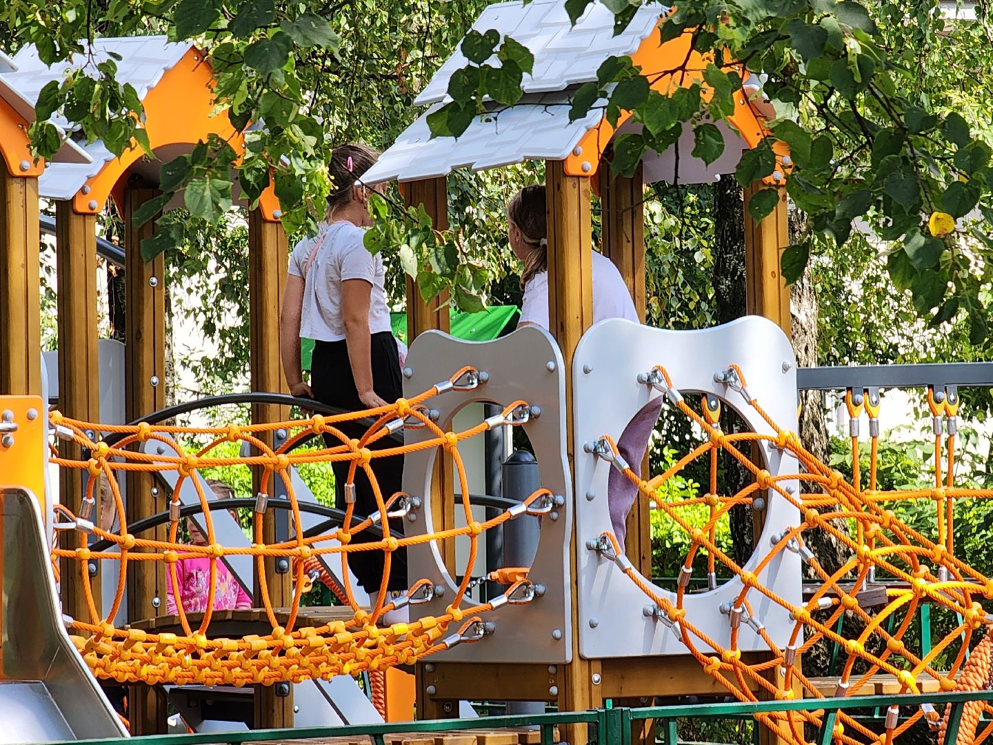 чехов, улица чехова 20,  новая детская площадка, игровой комплекс, качели горки карусели лазалки, мягкое резиновое покрытие, лавочки и урны, уличное освещение, госпрограмма московской области, формирование комфортной городской среды,благоустройство,