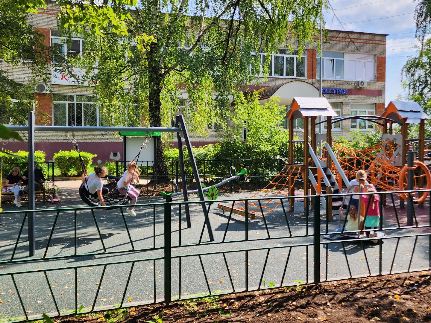 чехов, улица чехова 20,  новая детская площадка, игровой комплекс, качели горки карусели лазалки, мягкое резиновое покрытие, лавочки и урны, уличное освещение, госпрограмма московской области, формирование комфортной городской среды,благоустройство,
