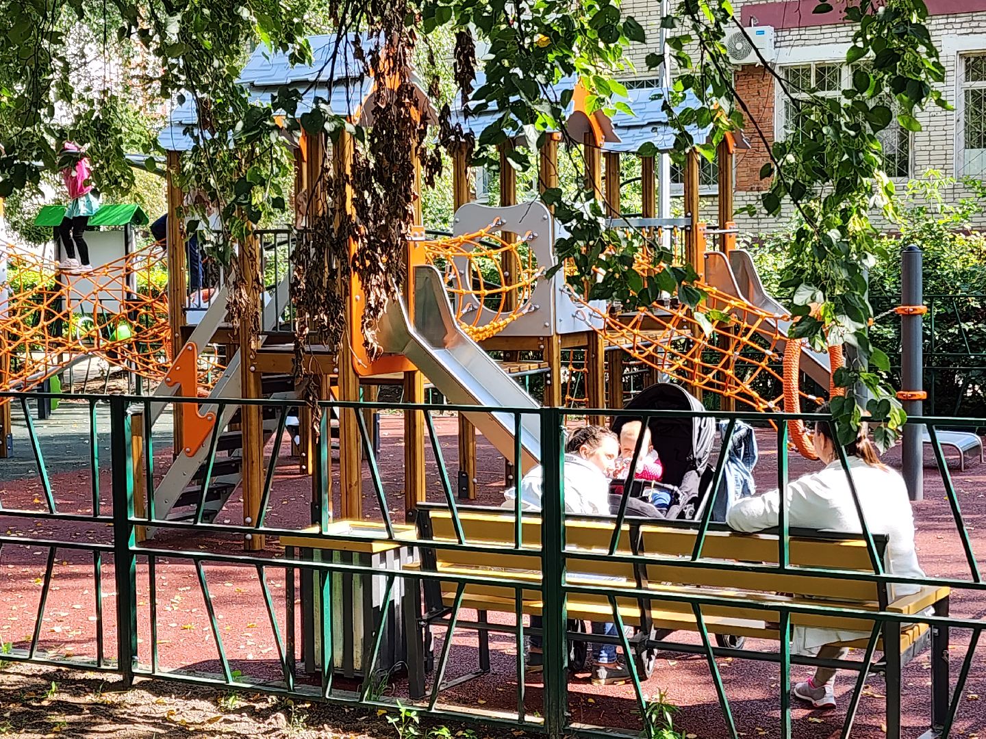 чехов, улица чехова 20,  новая детская площадка, игровой комплекс, качели горки карусели лазалки, мягкое резиновое покрытие, лавочки и урны, уличное освещение, госпрограмма московской области, формирование комфортной городской среды,благоустройство,