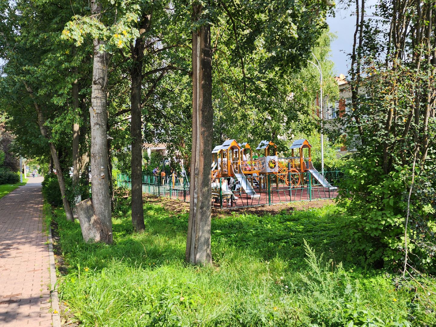 чехов, улица чехова 20,  новая детская площадка, игровой комплекс, качели горки карусели лазалки, мягкое резиновое покрытие, лавочки и урны, уличное освещение, госпрограмма московской области, формирование комфортной городской среды,благоустройство,