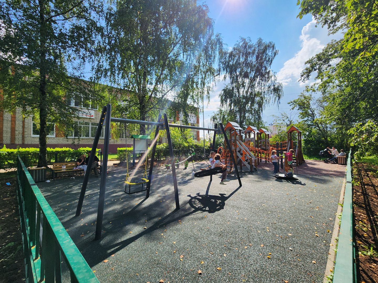 чехов, улица чехова 20,  новая детская площадка, игровой комплекс, качели горки карусели лазалки, мягкое резиновое покрытие, лавочки и урны, уличное освещение, госпрограмма московской области, формирование комфортной городской среды,благоустройство,
