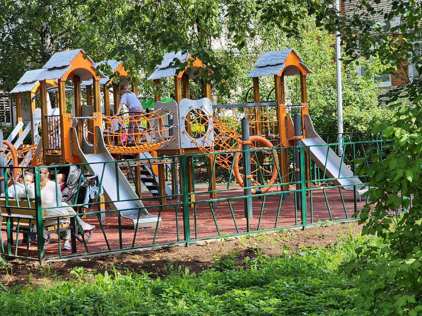 чехов, улица чехова 20,  новая детская площадка, игровой комплекс, качели горки карусели лазалки, мягкое резиновое покрытие, лавочки и урны, уличное освещение, госпрограмма московской области, формирование комфортной городской среды,благоустройство,