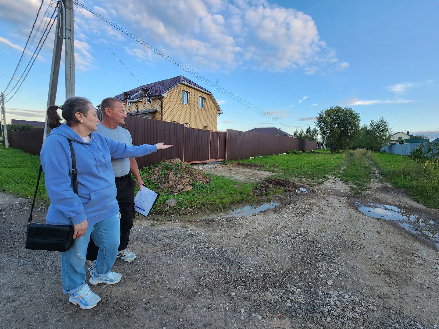чехов,деревня манушкино, дк русь, выездная администрация, встреча с жителями, обращения граждан, ремонт проезда, улицы елецкая и ступинская, дорожный ремонт, сделать переходное или твердое покрытие, содержание дорог, мбу чеховское благоустройство, коллективное обращение жителей,