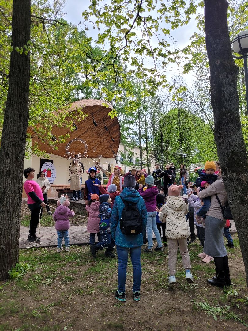дети: парки; праздник; мыльные пузыри; победный май