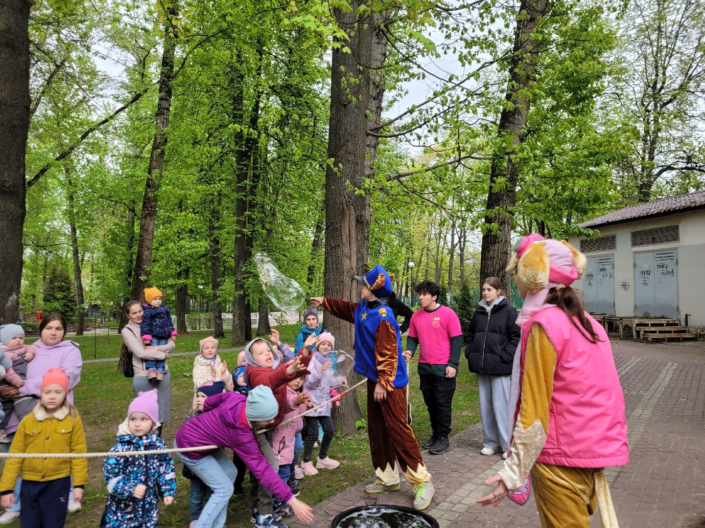 дети: парки; праздник; мыльные пузыри; победный май