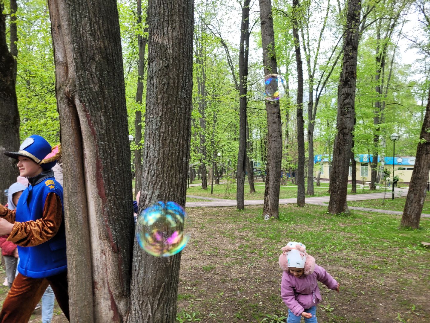 дети: парки; праздник; мыльные пузыри; победный май