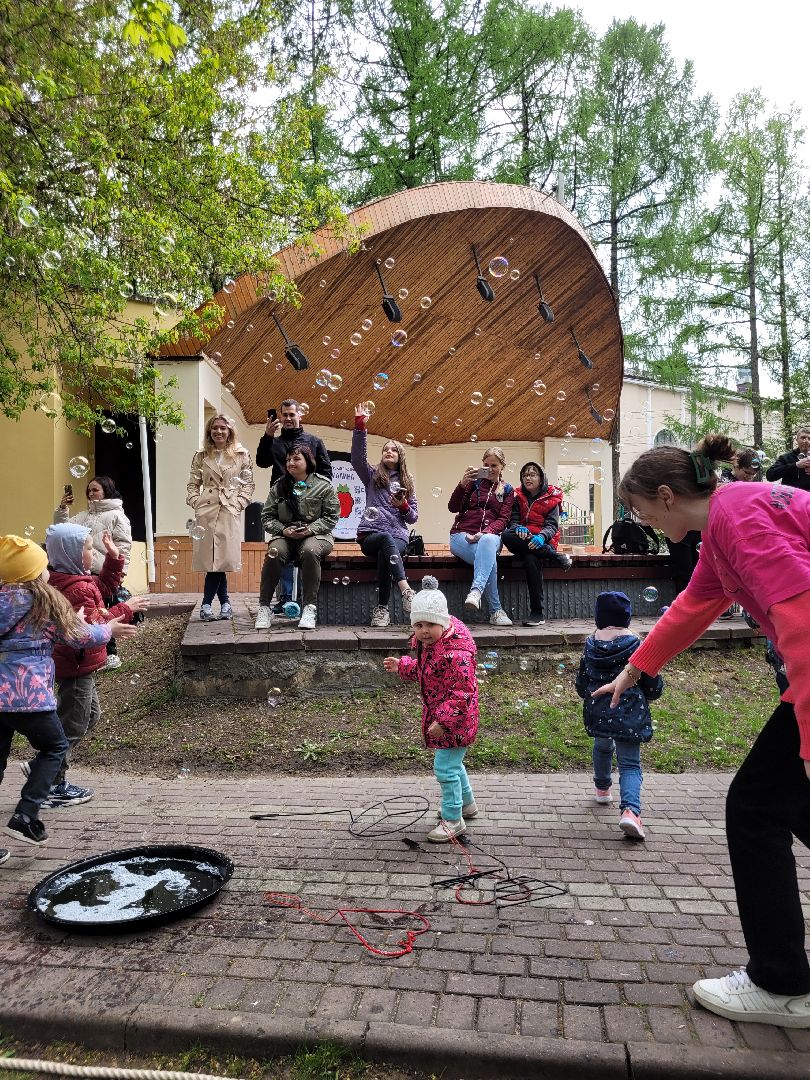 дети: парки; праздник; мыльные пузыри; победный май