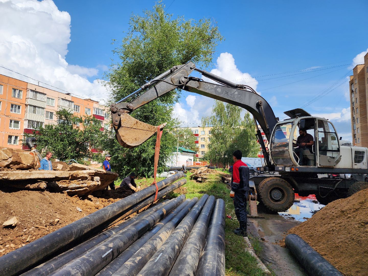 чехов,  вишневый бульвар, улица чехова, капремонт теплосети, модернизация теплотрассы,  замена труб отопления и гвс, теплоснабжение, горячее водоснабжение, траншеи, подготовка оснований под трубы, завоз сыпучих материалов, песок и грунт, губернатор подмосковья, госпрограмма московской области, развитие инженерной инфраструктуры, портал добродел, заявки жителей,